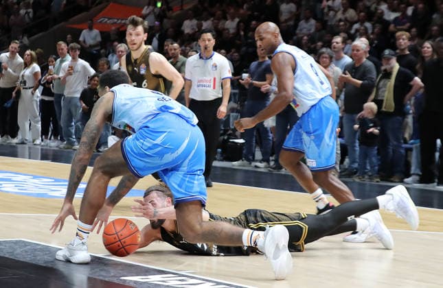 Devin Askew, Basketball Loewen Braunschweig; Johnathan Stove, Rostock Seawolves Basketball; Men s, 2026–2027 Season; easyCredit Basketball Bundesliga; Basketball Loewen Braunschweig vs. Rostock Seawolves, 83–82