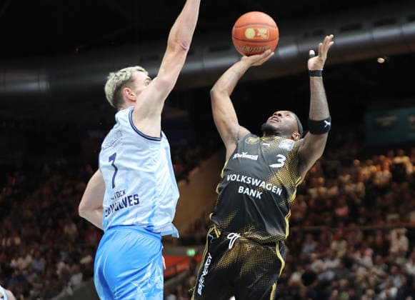Philipp Hartwich, Rostock Seawolves; Dejour Reaves, Basketball Löwen Braunschweig; Men s Basketball, 2026–2027 Season; easyCredit Basketball Bundesliga; Basketball Löwen Braunschweig vs. Rostock Seawolves, 83–82