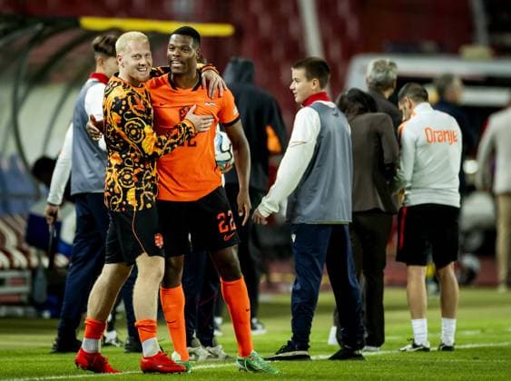 BELGRADE - Mexx Meerdink of the Netherlands, Denzel Dumfries of the Netherlands (lr) during the UEFA Nations League match between Serbia and the Netherlands at the Rajko MitiÄ‡ Stadium on 27 September 2026 in Belgrade. ANP KOEN VAN WEEL xVIxANPxSportx xxANPxIVx 570475186 originalFilename: 570475186.jpg
