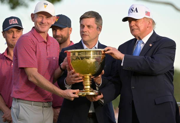 President Donald Trump (R) and PGA, Golf Herren Tour CEO Brian Rolapp (C) present the Presidents Cup trophy to US Team Captain Brandt Snedeker after the United States team defeated the International Team 15.5 to 12.5 at Medinah Country Club in Chicago, Illinois, on Sunday, September 27, 2026.  CHI20260927839 MARKxBLACK