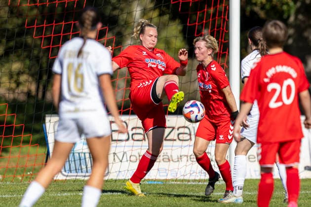 Thuringia Cup Round of 16, Women s Division 1: FFC Saalfeld vs. 1 FFV Erfurt, Saalfeld, September 27, 2026. Elisa Jacob (7) for FFC Saalfeld (left) and Annett Hempel (5) for FFC Saalfeld (right). Thuringia Cup Round of 16, Women s Division 1 FFC Saalfeld vs. 1 FFV Erfurt, Main Field, Lok Sports Field, September 27, 2026 Copyright: xBEAUTIFULxSPORTS Duehringx