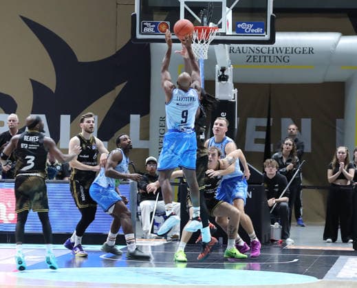 A basket by DeAndre Landsdowne, Rostock Seawolves basketball, men s, 2026–2027 season, easyCredit Basketball Bundesliga, Braunschweig Löwen vs. Rostock Seawolves, 83–82