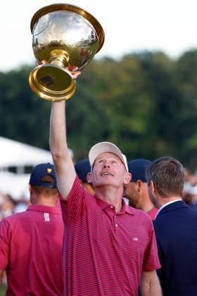 MEDINAH, IL - SEPTEMBER 27: United States captain Brandt Snedeker holds the Presidents Cup over his head during the closing ceremony of the Presidents Cup, September 27, 2026, at Medinah Country Club in Medinah, Illinois. (Photo by Matthew Maxey Icon Sportswire) GOLF: SEP 27 Presidents Cup EDITORIAL USE ONLY Icon260927061