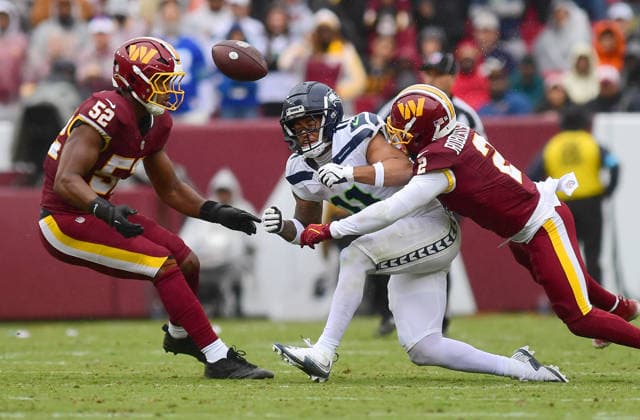 LANDOVER, MD - SEPTEMBER 27: Washington linebacker Sonny Styles (52) and cornerback Amik Robertson (2) defend a pass intended for Seahawks wide receiver Jaxon Smith-Njigba (11) during the Seattle Seahawks versus Washington Commanders National Football League game at Northwest Stadium on September 27, 2026 in Landover, MD. (Photo by Randy Litzinger Icon Sportswire) NFL, American Football Herren, USA SEP 27 Seahawks at Commanders EDITORIAL USE ONLY Icon9662609270580