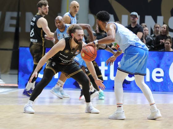 Devin Askew, Basketball Loewen Braunschweig; Zach Copeland, Rostock Seawolves Basketball; Men s, 2026–2027 Season; easyCredit Basketball Bundesliga; Basketball Loewen Braunschweig vs. Rostock Seawolves, 83–82