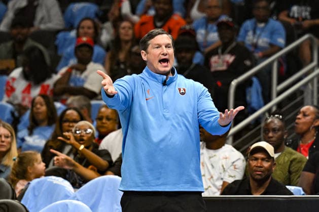 ATLANTA, GA - SEPTEMBER 27: Atlanta head coach Karl Smesko reacts during the WNBA, Basketball Damen, USA first round playoff game between the Washington Mystics and the Atlanta Dream on September 27th, 2026 at State Farm Arena in Atlanta, GA. (Photo by Rich von Biberstein Icon Sportswire) WNBA: SEP 27 Playoffs Washington Mystics at Atlanta Dream EDITORIAL USE ONLY Icon260927009