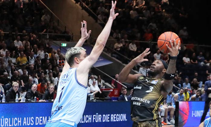 Philipp Hartwich of the Rostock Seawolves tries to stop Dejour Reaves of the Basketball Löwen Braunschweig. Basketball, Men s, 2026–2027 Season, easyCredit Basketball Bundesliga, Basketball Löwen Braunschweig vs. Rostock Seawolves, 83–82