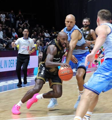 Sheldon Edwards, Basketball Loewen Braunschweig; Robin Amaize, Rostock Seawolves; Basketball, Men s, 2026–2027 Season, easyCredit Basketball Bundesliga; Basketball Loewen Braunschweig vs. Rostock Seawolves, 83–82