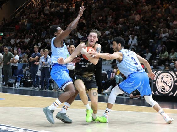 Johnathan Stove, Rostock Seawolves; Benjamin Schroeder, Basketball Löwen Braunschweig; Dominic Lockhart, Rostock Seawolves; Basketball, Men s, 2026–2027 season, easyCredit Basketball Bundesliga, Basketball Löwen Braunschweig vs. Rostock Seawolves, 83–82