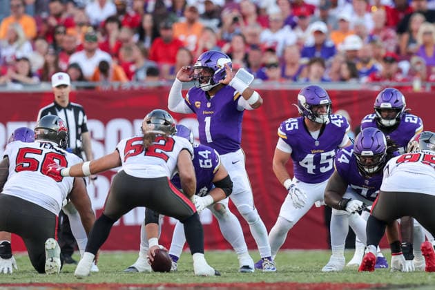 Sep 27, 2026; Tampa, FL, USA; Minnesota Vikings quarterback Kyler Murray (1) calls an audible at the line of scrimmage NFL, American Football Herren, USA football game between the Minnesota Vikings and Tampa Bay Buccaneers at Raymond James Stadium in Tampa, Florida. The Vikings defeated the Buccaneers 23-16. Mandatory Credit: Taylor McFee-Cal Media NFL 2026: Vikings Vs Buccaneers SEP 27  - ZUMAc04_ 20260927_zma_c04_087 Copyright: xTaylorxMcfeex