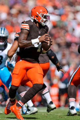 CLEVELAND, OH - SEPTEMBER 27: Cleveland Browns quarterback Deshaun Watson (4) looks to pass during the first quarter of the National Football League game between the Carolina Panthers and Cleveland Browns on September 27, 2026, at Huntington Bank Field in Cleveland, OH. (Photo by Frank Jansky Icon Sportswire) NFL, American Football Herren, USA SEP 27 Panthers at Browns EDITORIAL USE ONLY Icon260927045