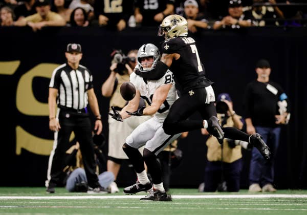 NEW ORLEANS, LA - SEPTEMBER 27: Brock Bowers 89 of the Las Vegas Raiders catches a pass over Jonas Sanker 7 of the New Orleans Saints during the first half of an NFL, American Football Herren, USA game on September 27. 2026, at Caesars Superdome in New Orleans, Louisiana. (Photo by Derick Hingle Icon Sportswire) NFL: SEP 27 Raiders at Saints EDITORIAL USE ONLY Icon12626927031
