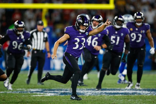 Soccer - NFL, American Football Herren, USA Rio Game: Baltimore Ravens v Dallas Cowboys - Baltimore Ravens v Dallas Cowboys RIO DE JANEIRO, BRAZIL - SEPTEMBER 27: TYLER LOOP 33 of Baltimore Ravens celebrates the winner field goal during the NFL: Baltimore Ravens v Dallas Cowboys match between Baltimore Ravens and Dallas Cowboys at Maracana Stadium on September 27, 2026 in Rio de Janeiro, Brazil. Rio de Janeiro Maracana Stadium Brazil Copyright: xRuanoxCarneiroxRuanoxCarneirox