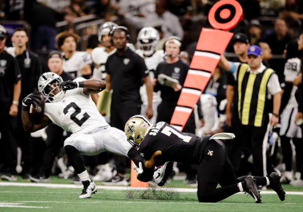 NEW ORLEANS, LA - SEPTEMBER 27: Jonas Sanker 7 of the New Orleans Saints tackles Ashton Jeanty 2 of the Las Vegas Raiders during the first half of an NFL, American Football Herren, USA game on September 27. 2026, at Caesars Superdome in New Orleans, Louisiana. (Photo by Derick Hingle Icon Sportswire) NFL: SEP 27 Raiders at Saints EDITORIAL USE ONLY Icon12626927015