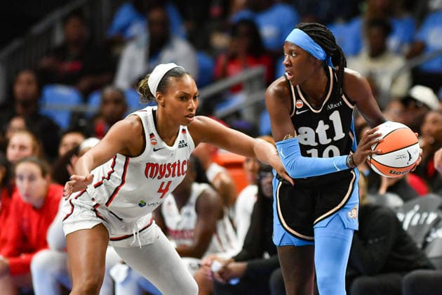 ATLANTA, GA - SEPTEMBER 27: Atlanta guard Rhyne Howard (10) looks to drive against Washington guard Betnijah Laney-Hamilton (4) during the WNBA, Basketball Damen, USA first round playoff game between the Washington Mystics and the Atlanta Dream on September 27th, 2026 at State Farm Arena in Atlanta, GA. (Photo by Rich von Biberstein Icon Sportswire) WNBA: SEP 27 Playoffs Washington Mystics at Atlanta Dream EDITORIAL USE ONLY Icon260927017