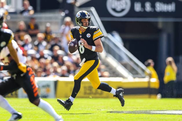 September 27, 2026, Pittsburgh, Pennsylvania, USA: Pittsburgh Steelers quarterback AARON RODGERS (8) rolls out of the pocket while looking downfield during the NFL, American Football Herren, USA football game between the Pittsburgh Steelers and the Cincinnati Bengals in Pittsburgh, Pennsylvania. Pittsburgh USA - ZUMAg257 20260927_zsp_g257_005 Copyright: xBrentxGudenschwagerx