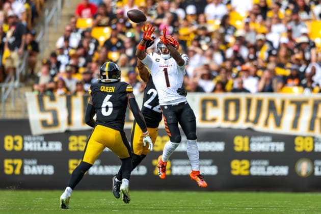 September 27, 2026, Pittsburgh, Pennsylvania, USA: Cincinnati Bengals wide receiver JA MARR CHASE (1) jumps in an attempt to catch a pass while covered by Pittsburgh Steelers cornerback ASANTE SAMUEL JR. (22) during the NFL, American Football Herren, USA football game between the Pittsburgh Steelers and the Cincinnati Bengals in Pittsburgh, Pennsylvania. NFL 2026: Bengals 27: 30 Steelers  - ZUMAg257 20260927_zsp_g257_012 Copyright: xBrentxGudenschwagerx