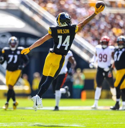September 27, 2026, Pittsburgh, Pennsylvania, USA: Pittsburgh Steelers wide receiver ROMAN WILSON (14) attempts a one-handed catch during the NFL, American Football Herren, USA football game between the Pittsburgh Steelers and the Cincinnati Bengals in Pittsburgh, Pennsylvania. NFL 2026: Bengals 27: 30 Steelers  - ZUMAg257 20260927_zsp_g257_017 Copyright: xBrentxGudenschwagerx