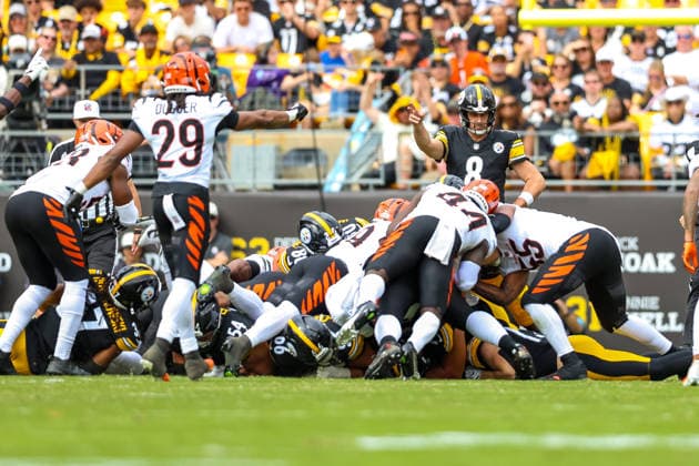 September 27, 2026, Pittsburgh, Pennsylvania, USA: Pittsburgh Steelers quarterback AARON RODGERS (8) signals for a frist down during the NFL, American Football Herren, USA football game between the Pittsburgh Steelers and the Cincinnati Bengals in Pittsburgh, Pennsylvania. NFL 2026: Bengals 27: 30 Steelers  - ZUMAg257 20260927_zsp_g257_020 Copyright: xBrentxGudenschwagerx
