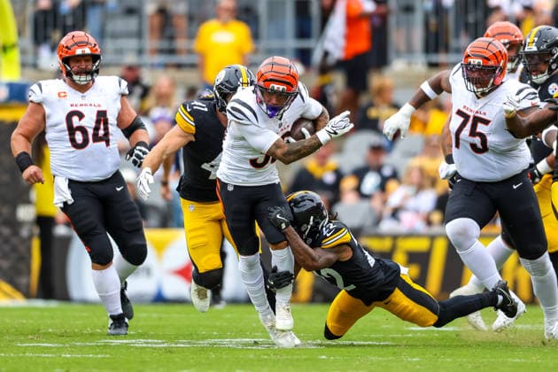 September 27, 2026, Pittsburgh, Pennsylvania, USA: Cincinnati Bengals running back CHASE BROWN (30) attempts to break a tackle attempt by Pittsburgh Steelers cornerback ASANTE SAMUEL JR. (22) during the NFL, American Football Herren, USA football game between the Pittsburgh Steelers and the Cincinnati Bengals in Pittsburgh, Pennsylvania. Pittsburgh USA - ZUMAg257 20260927_zsp_g257_038 Copyright: xBrentxGudenschwagerx