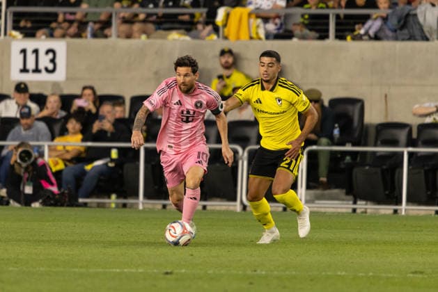 COLUMBUS, OH - SEPTEMBER 27: Inter Miami CF Forward Lionel Messi (10) looks to attack with the ball in the first half during the MLS, Fussball Herren, USA match between Columbus Crew and Inter Miami on September 27th, 2026 at ScottsMiracle-Gro Field in Columbus, OH (Photo by Michael Brown Icon Sportswire) SOCCER: SEP 27 MLS Columbus Crew vs Inter Miami CF EDITORIAL USE ONLY Icon27026092705