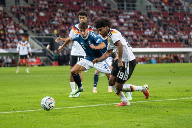 GER, Bavaria, Augsburg, Soccer, Germany vs. Greece, at the WWK Arena, Augsburg, UEFA Nations League, Matchday 2, Group Stage, September 27, 2026, from left: Yann Aurel Bisseck (Germany), 2, Karim Adeyemi (Germany), 19, on the attack, tackle. DFL and DFB regulations prohibit any use of photographs as image sequences and or quasi-video, Copyright: HMB-Media MichaelxNibel