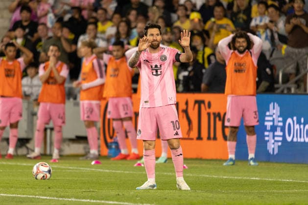 COLUMBUS, OH - SEPTEMBER 27: Inter Miami CF Forward Lionel Messi (10) is seen on the field raising his hands to a teammate in the second half during the MLS, Fussball Herren, USA match between Columbus Crew and Inter Miami on September 27th, 2026 at ScottsMiracle-Gro Field in Columbus, OH (Photo by Michael Brown Icon Sportswire) SOCCER: SEP 27 MLS Columbus Crew vs Inter Miami CF EDITORIAL USE ONLY Icon27026092730