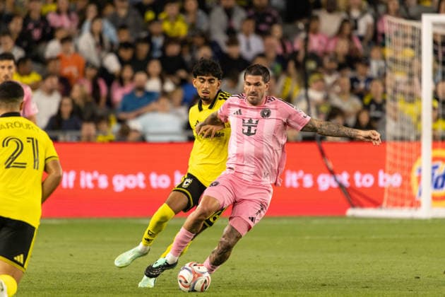 COLUMBUS, OH - SEPTEMBER 27: Inter Miami CF Midfielder Rodrigo De Paul (7) battles for the ball against Columbus Crew Midfielder Taha Habroune (16) in the second half during the MLS, Fussball Herren, USA match between Columbus Crew and Inter Miami on September 27th, 2026 at ScottsMiracle-Gro Field in Columbus, OH (Photo by Michael Brown Icon Sportswire) SOCCER: SEP 27 MLS Columbus Crew vs Inter Miami CF EDITORIAL USE ONLY Icon27026092735