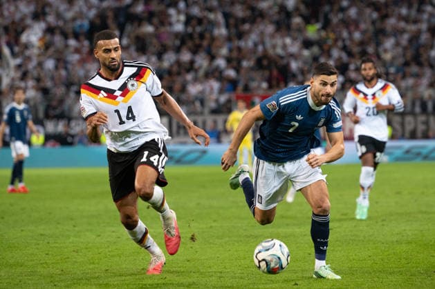 GER, Bavaria, Augsburg, Soccer, Germany vs. Greece, at the WWK Arena, Augsburg, UEFA Nations League, Matchday 2, Group Stage, September 27, 2026, from left: Josha Vagnoman (Germany), 14, Giorgos Masouras (Greece), 7, tackle, running for the ball. DFL and DFB regulations prohibit any use of photographs as image sequences and or quasi-video, Copyright: HMB-Media MichaelxNibel