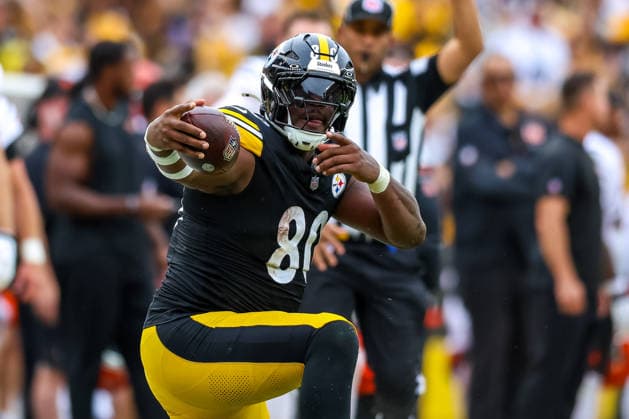 September 27, 2026, Pittsburgh, Pennsylvania, USA: Pittsburgh Steelers tight end DARNELL WASHINGTON (80) celebrates after a long first down gain during the NFL, American Football Herren, USA football game between the Pittsburgh Steelers and the Cincinnati Bengals in Pittsburgh, Pennsylvania. Pittsburgh USA - ZUMAg257 20260927_zsp_g257_043 Copyright: xBrentxGudenschwagerx