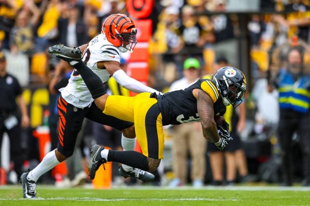 September 27, 2026, Pittsburgh, Pennsylvania, USA: Pittsburgh Steelers running back JAYLEN WARREN (30) is tripped up short of the endzone during the NFL, American Football Herren, USA football game between the Pittsburgh Steelers and the Cincinnati Bengals in Pittsburgh, Pennsylvania. NFL 2026: Bengals 27: 30 Steelers  - ZUMAg257 20260927_zsp_g257_049 Copyright: xBrentxGudenschwagerx