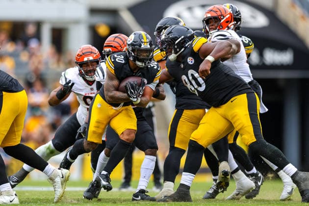 September 27, 2026, Pittsburgh, Pennsylvania, USA: Pittsburgh Steelers running back JAYLEN WARREN (30) breaks through a hole in the defense during the NFL, American Football Herren, USA football game between the Pittsburgh Steelers and the Cincinnati Bengals in Pittsburgh, Pennsylvania. Pittsburgh USA - ZUMAg257 20260927_zsp_g257_058 Copyright: xBrentxGudenschwagerx