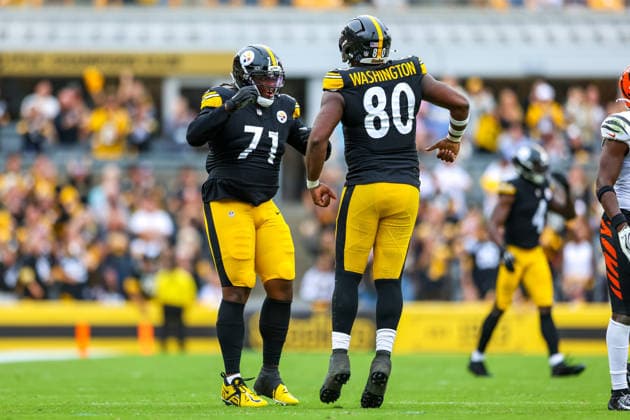 September 27, 2026, Pittsburgh, Pennsylvania, USA: Pittsburgh Steelers tight end DARNELL WASHINGTON (80) celebrates with offensive tackle MAX IHEANACHOR (71) after a long first down gain during the NFL, American Football Herren, USA football game between the Pittsburgh Steelers and the Cincinnati Bengals in Pittsburgh, Pennsylvania. NFL 2026: Bengals 27: 30 Steelers  - ZUMAg257 20260927_zsp_g257_059 Copyright: xBrentxGudenschwagerx