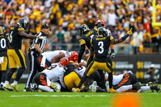 September 27, 2026, Pittsburgh, Pennsylvania, USA: Pittsburgh Steelers cornerback JALEN RAMSEY (5) and safety JAQUAN BRISKER (3) celebrate after a fumble recovery during the NFL, American Football Herren, USA football game between the Pittsburgh Steelers and the Cincinnati Bengals in Pittsburgh, Pennsylvania. Pittsburgh USA - ZUMAg257 20260927_zsp_g257_065 Copyright: xBrentxGudenschwagerx