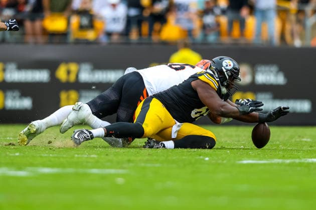 September 27, 2026, Pittsburgh, Pennsylvania, USA: Pittsburgh Steelers defensive tackle SEBASTIAN JOSEPH-DAY (69) recovers a fumble during the NFL, American Football Herren, USA football game between the Pittsburgh Steelers and the Cincinnati Bengals in Pittsburgh, Pennsylvania. NFL 2026: Bengals 27: 30 Steelers  - ZUMAg257 20260927_zsp_g257_066 Copyright: xBrentxGudenschwagerx