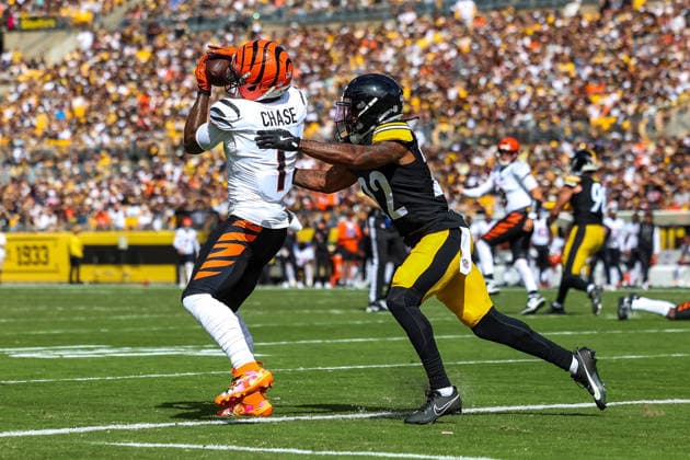 September 27, 2026, Pittsburgh, Pennsylvania, USA: Cincinnati Bengals wide receiver JA MARR CHASE (1) catches a pass for a touchdown against Pittsburgh Steelers cornerback ASANTE SAMUEL JR. (22) during the NFL, American Football Herren, USA football game between the Pittsburgh Steelers and the Cincinnati Bengals in Pittsburgh, Pennsylvania. Pittsburgh USA - ZUMAg257 20260927_zsp_g257_069 Copyright: xBrentxGudenschwagerx
