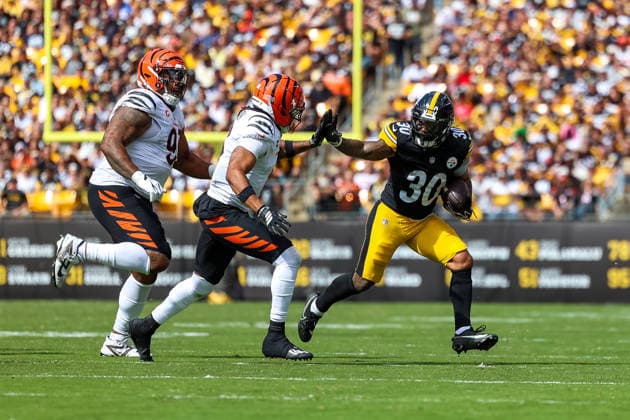 September 27, 2026, Pittsburgh, Pennsylvania, USA: Pittsburgh Steelers running back JAYLEN WARREN (30) attempts to stiff arm Cincinnati Bengals safety BRYAN COOK (6) during the NFL, American Football Herren, USA football game between the Pittsburgh Steelers and the Cincinnati Bengals in Pittsburgh, Pennsylvania. NFL 2026: Bengals 27: 30 Steelers  - ZUMAg257 20260927_zsp_g257_080 Copyright: xBrentxGudenschwagerx