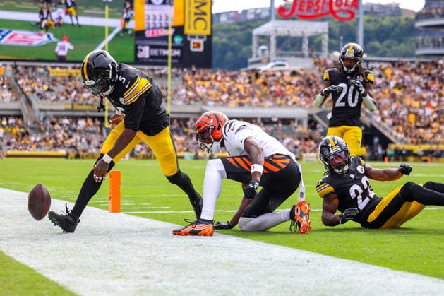September 27, 2026, Pittsburgh, Pennsylvania, USA: Pittsburgh Steelers cornerback JALEN RAMSEY (5) knocks the ball away from Cincinnati Bengals wide receiver TEE HIGGINS (5) during the NFL, American Football Herren, USA football game between the Pittsburgh Steelers and the Cincinnati Bengals in Pittsburgh, Pennsylvania. NFL 2026: Bengals 27: 30 Steelers  - ZUMAg257 20260927_zsp_g257_089 Copyright: xBrentxGudenschwagerx