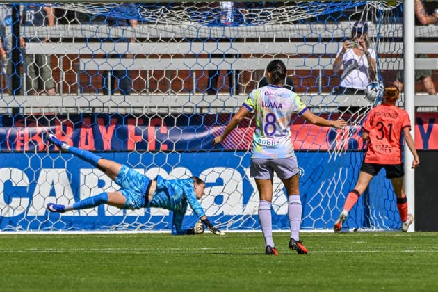 SAN JOSE, CA - SEPTEMBER 27: Bay FC goalkeeper Jordan Silkowitz (29) dives for the ball with Orlando Pride scoring in the 2nd minute of the Latino Heritage match between Orlando Pride and Bay FC on Sunday, September 27, 2026 at PayPal Stadium in San Jose, California. (Photo by Douglas Stringer Icon Sportswire) SOCCER: SEP 27 NWSL Bay FC vs Orlando Pride EDITORIAL USE ONLY Icon260927001