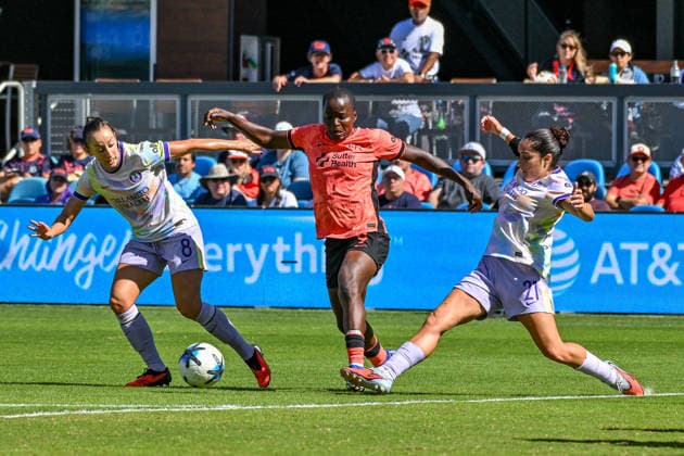 SAN JOSE, CA - SEPTEMBER 27: Orlando Pride defender Oihane Hernandez (21) passes the ball to Orlando Pride midfielder Luana Bertolucci Paixao (8) in front of Bay FC forward Racheal Kundananji (9) during the Latino Heritage match between Orlando Pride and Bay FC on Sunday, September 27, 2026 at PayPal Stadium in San Jose, California. (Photo by Douglas Stringer Icon Sportswire) SOCCER: SEP 27 NWSL Bay FC vs Orlando Pride EDITORIAL USE ONLY Icon260927009