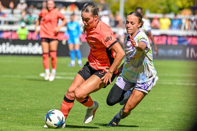 SAN JOSE, CA - SEPTEMBER 27:Bay FC midfielder Claire Hutton (8) drives the ball in front of Orlando Pride forward Solai Washington (29) during the Latino Heritage match between Orlando Pride and Bay FC on Sunday, September 27, 2026 at PayPal Stadium in San Jose, California. (Photo by Douglas Stringer Icon Sportswire) SOCCER: SEP 27 NWSL Bay FC vs Orlando Pride EDITORIAL USE ONLY Icon260927023