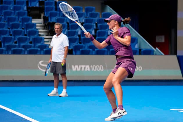 China Open - practice session in Beijing - 27 Sep 2026 Iga Swiatek of Poland plays during a practice session ahead of China Open at the National Tennis Center. Beijing China Copyright: xPolyxFeix xSOPAxImagesx 20260927_7377_002