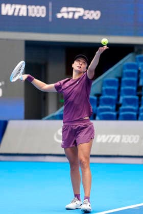 China Open - practice session in Beijing - 27 Sep 2026 Iga Swiatek of Poland plays during a practice session ahead of China Open at the National Tennis Center. Beijing China Copyright: xPolyxFeix xSOPAxImagesx 20260927_3107_021