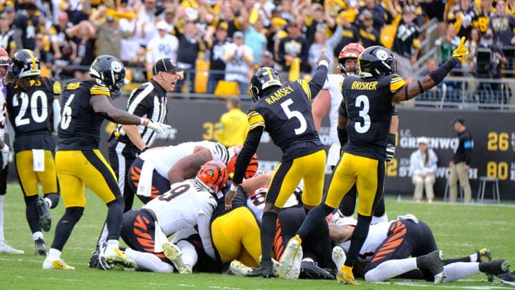 Sep 27, 2026; Joe Burrow 9 fumbles during the Pittsburgh Steelers vs Cincinnati Bengals game in Pittsburgh, PA, USA; at Acrisure Stadium. Mandatory Credit: -Cal Media NFL, American Football Herren, USA 2026: Bengals Vs Steelers SEP 27  - ZUMAcp5_ 20260927_faf_cp5_154 Copyright: xJasonxPohuskix