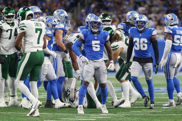 DETROIT, MI - SEPTEMBER 27: Detroit Lions defensive back Christian Izien (5) celebrates a defensive stop during the second quarter of a regular season NFL, American Football Herren, USA football game between the New York Jets and the Detroit Lions on September 27, 2026 at Ford Field in Detroit, Michigan. (Photo by Scott W. Grau Icon Sportswire) NFL: SEP 27 Jets at Lions EDITORIAL USE ONLY Icon26092741