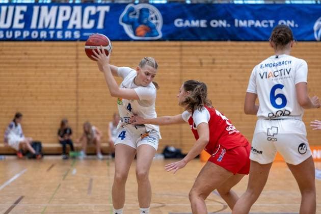 Women s Basketball Bundesliga North: Astro Ladies Bochum vs. Hurricanes Rotenburg ** FOR EDITORIAL USE ONLY ** EDITORIAL USE ONLY ** p On Sunday, September 27, 2026, the VfL VIACTIV Astro Ladies Bochum (white) kicked off the new Women’s Basketball Bundesliga North season at the Rundsporthalle with a home victory against the Hurricanes Rotenburg (red). Pictured: Laura Knaup, No. 4, Astro Ladies Bochum, left, and Emma Morsbach, No. 6, Astro Ladies Bochum, right. Germany, North Rhine-Westphalia, Bochum. Copyright MichaelxSchwalm Copyright: MichaelxSchwalm doc87sff5wwzpsq4ddcupr ,EDITORIAL USE ONLY Copyright: MichaelxSchwalm