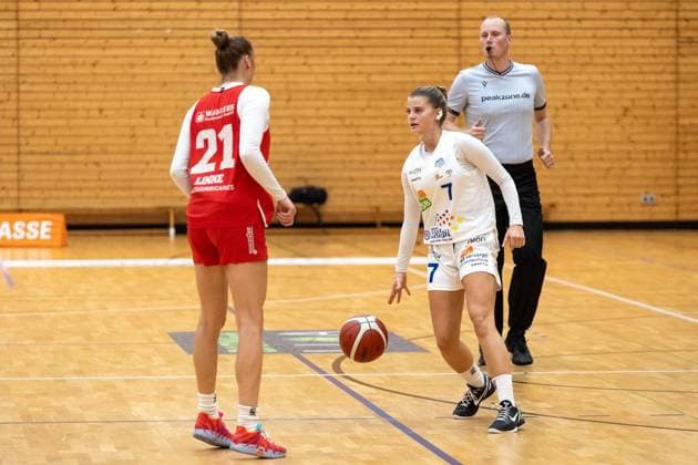 Women s Basketball Bundesliga North: Astro Ladies Bochum vs. Hurricanes Rotenburg ** FOR EDITORIAL PURPOSES ONLY ** EDITORIAL USE ONLY ** p On Sunday, September 27, 2026, the VfL VIACTIV Astro Ladies Bochum (white) kicked off the new Women s Basketball Bundesliga North season at the Rundsporthalle with a home win against the Hurricanes Rotenburg (red). Pictured: Luise Linke, No. 21,Hurricanes Rotenburg (left) and Marija Ilic, No. 7, Astro Ladies Bochum (right). Germany, North Rhine-Westphalia, Bochum. Copyright MichaelxSchwalm Copyright: MichaelxSchwalm doc87sfey79tg9x7wr9hlk ,EDITORIAL USE ONLY Copyright: MichaelxSchwalm