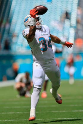 September 27, 2026, Miami Gardens, Florida, United States: Miami Dolphins fullback DJ Herman (34) makes a catch during pregame warmups prior to an NFL, American Football Herren, USA game against the Kansas City Chiefs on Sunday, September 27, 2026 at the Hard Rock Stadium. The Chiefs beat the Dolphins 24-10 in the home opener. NFL 2026: Kansas City Chiefs 24 : 10 Miami Dolphins  - ZUMAh180 20260927_zsp_h180_020 Copyright: xKimxHukarix