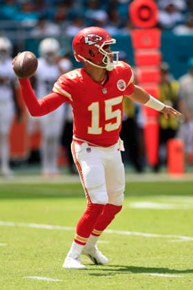 September 27, 2026, Miami Gardens, Florida, United States: Kansas City Chiefs quarterback Patrick Mahomes (15) passes the ball during an NFL, American Football Herren, USA game against the Miami Dolphins on Sunday, September 27, 2026 at the Hard Rock Stadium. The Chiefs beat the Dolphins 24-10 in the home opener. NFL 2026: Kansas City Chiefs 24 : 10 Miami Dolphins  - ZUMAh180 20260927_zsp_h180_027 Copyright: xKimxHukarix