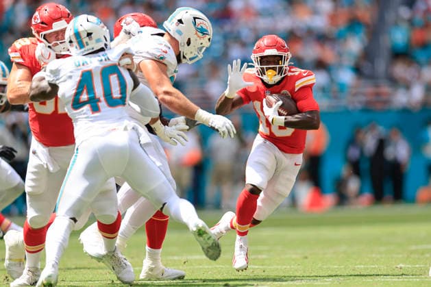 September 27, 2026, Miami Gardens, Florida, United States: Kansas City Chiefs running back Emmett Johnson (10) runs with the ball during an NFL, American Football Herren, USA game against the Miami Dolphins on Sunday, September 27, 2026 at the Hard Rock Stadium. The Chiefs beat the Dolphins 24-10 in the home opener. NFL 2026: Kansas City Chiefs 24 : 10 Miami Dolphins  - ZUMAh180 20260927_zsp_h180_031 Copyright: xKimxHukarix